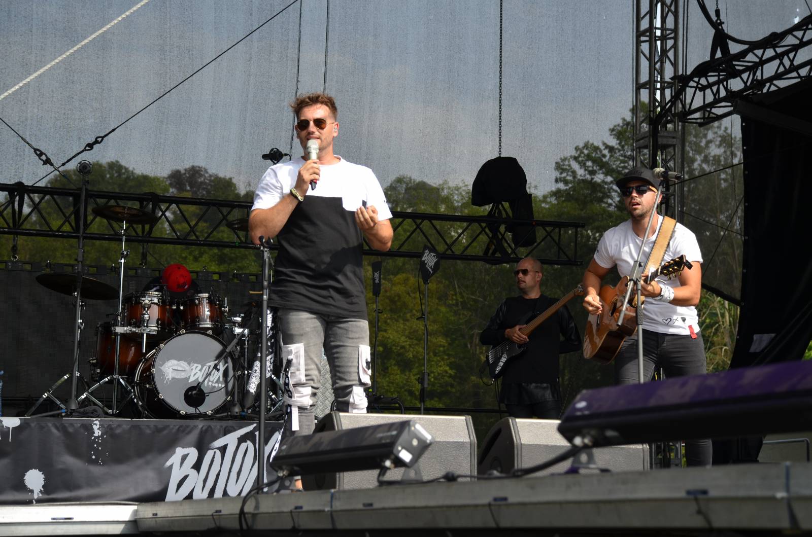 Tomáš Klus se utrhl v Hradci nad Moravicí ze řetězu, Mig 21 vystoupili bez spodního prádla