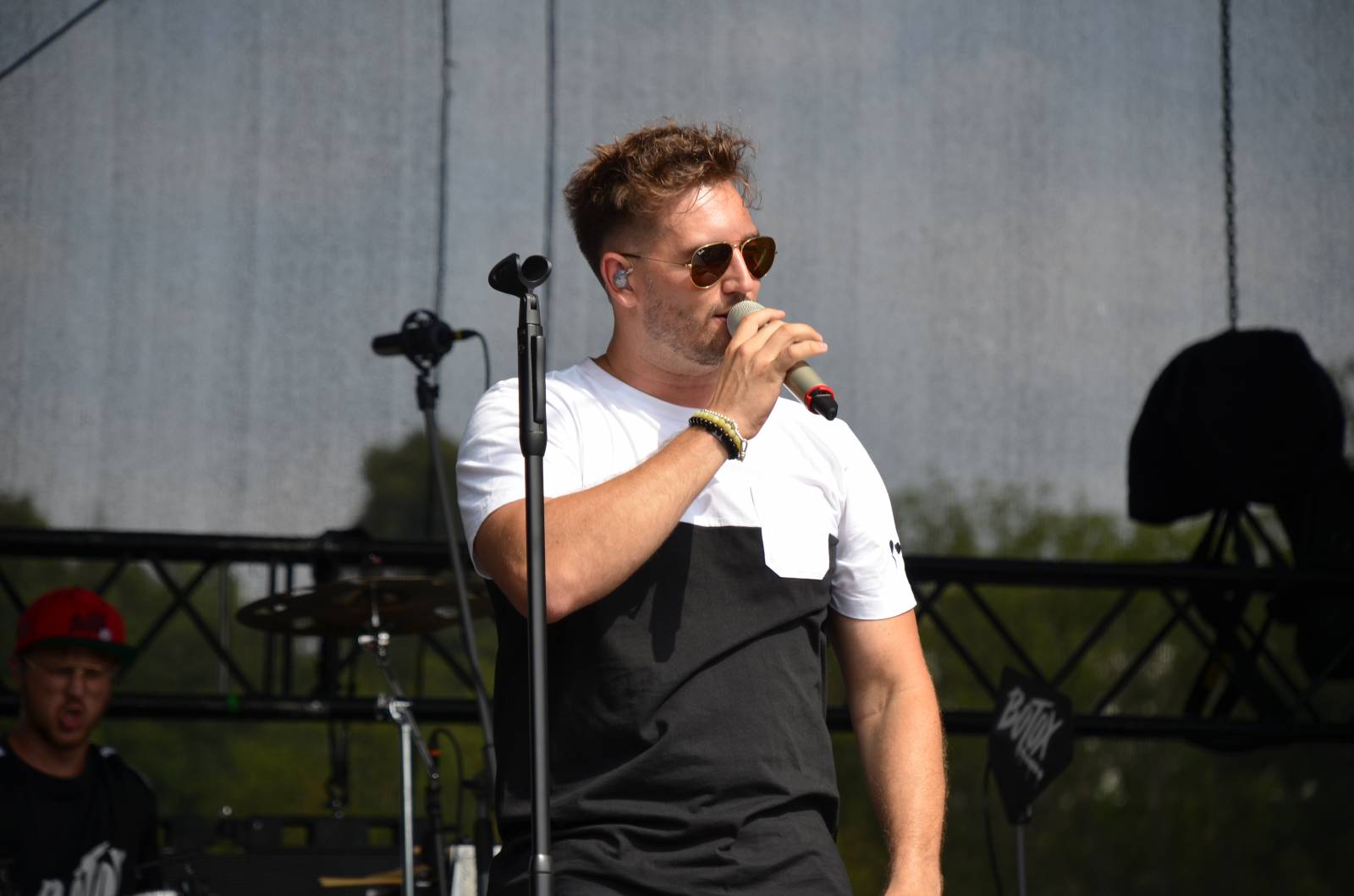 Tomáš Klus se utrhl v Hradci nad Moravicí ze řetězu, Mig 21 vystoupili bez spodního prádla