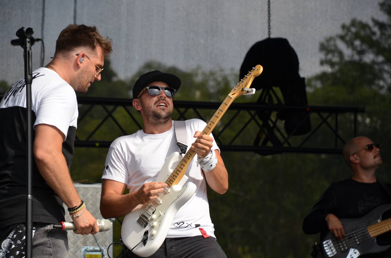 Tomáš Klus se utrhl v Hradci nad Moravicí ze řetězu, Mig 21 vystoupili bez spodního prádla