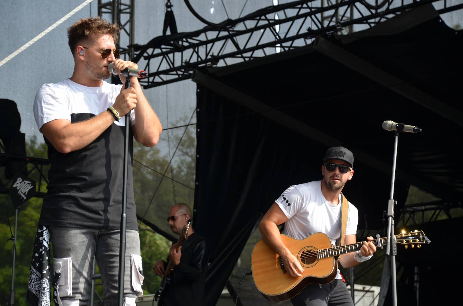 Tomáš Klus se utrhl v Hradci nad Moravicí ze řetězu, Mig 21 vystoupili bez spodního prádla