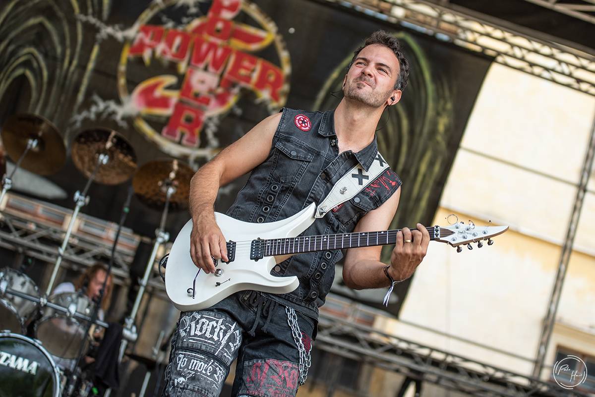 Poslední den festivalu Rock Castle. Vytrvalý déšť fanoušky metalu neodradil