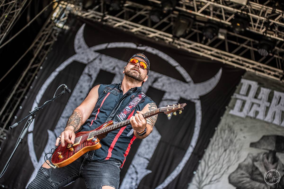 Poslední den festivalu Rock Castle. Vytrvalý déšť fanoušky metalu neodradil