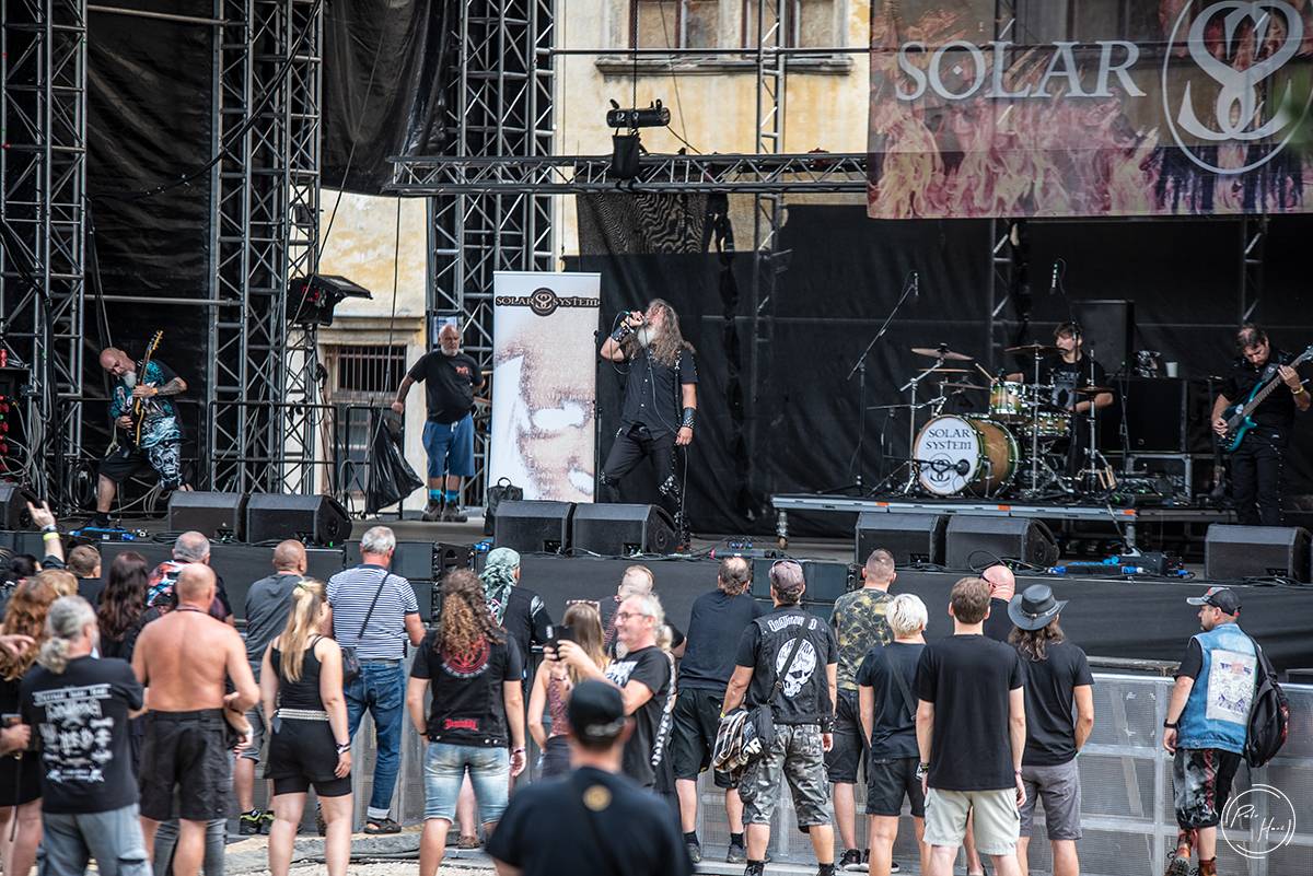 Poslední den festivalu Rock Castle. Vytrvalý déšť fanoušky metalu neodradil