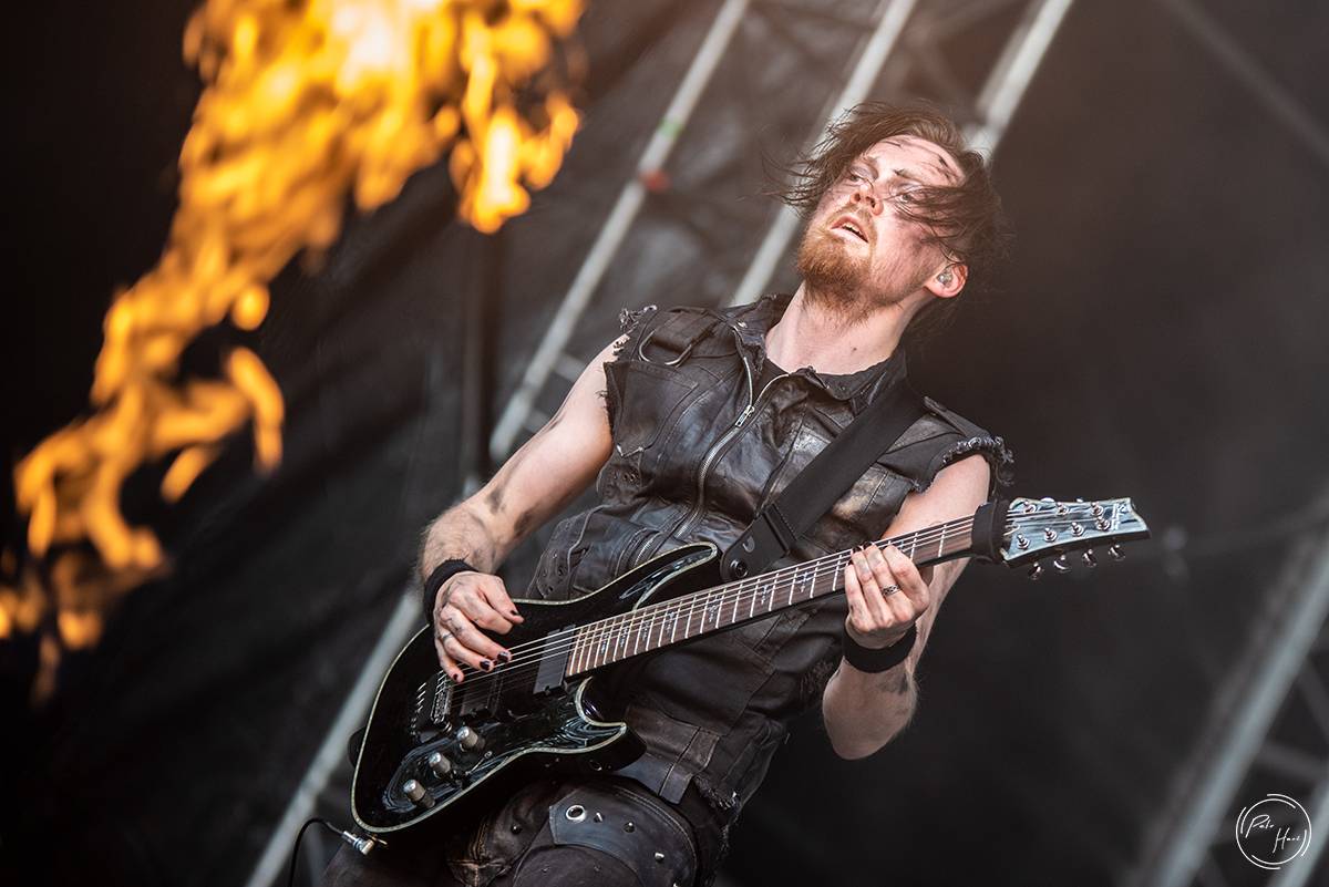 Poslední den festivalu Rock Castle. Vytrvalý déšť fanoušky metalu neodradil