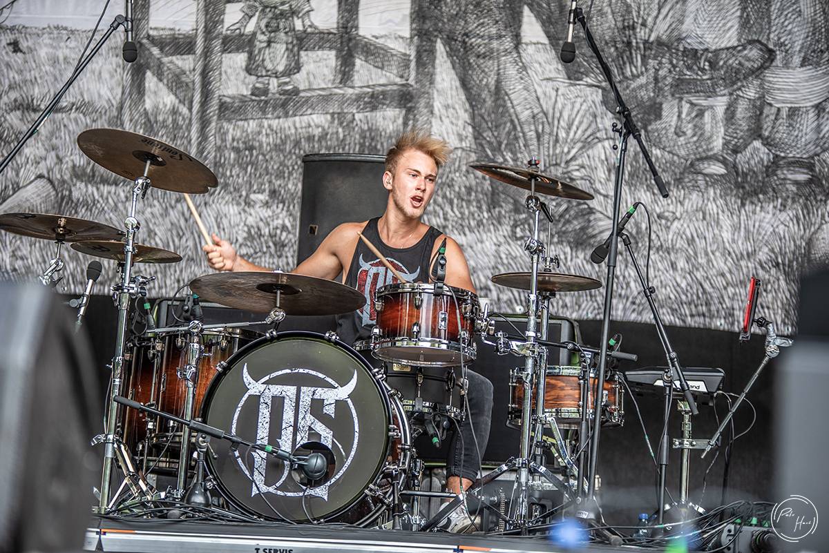 Poslední den festivalu Rock Castle. Vytrvalý déšť fanoušky metalu neodradil