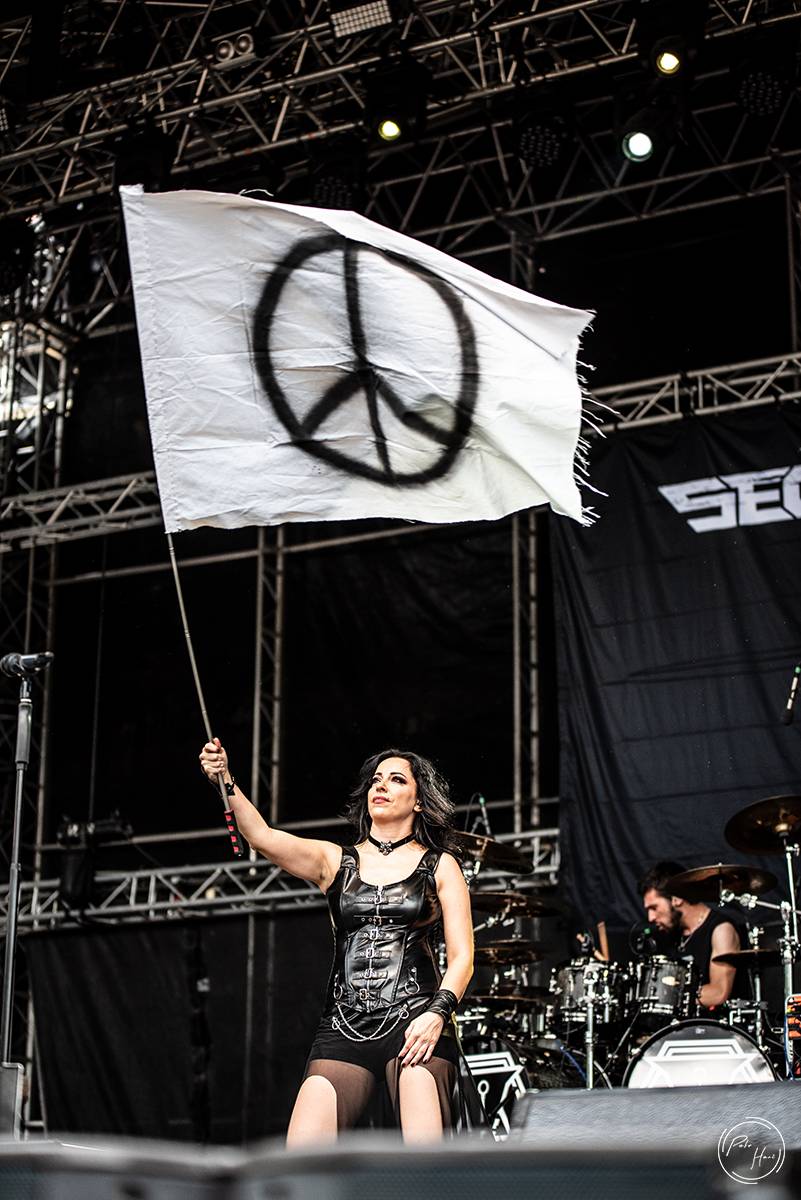 Poslední den festivalu Rock Castle. Vytrvalý déšť fanoušky metalu neodradil