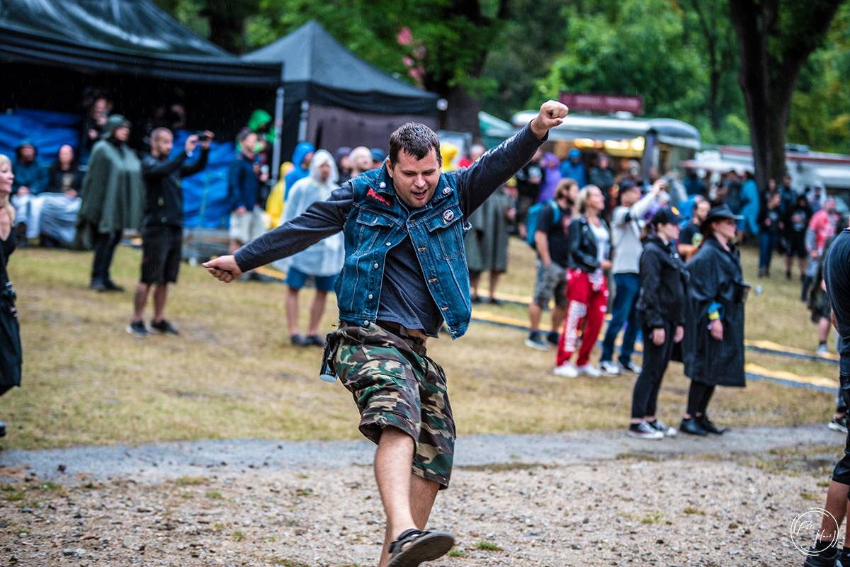 Poslední den festivalu Rock Castle. Vytrvalý déšť fanoušky metalu neodradil