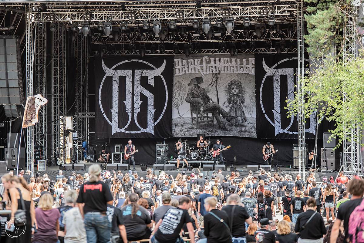 Poslední den festivalu Rock Castle. Vytrvalý déšť fanoušky metalu neodradil