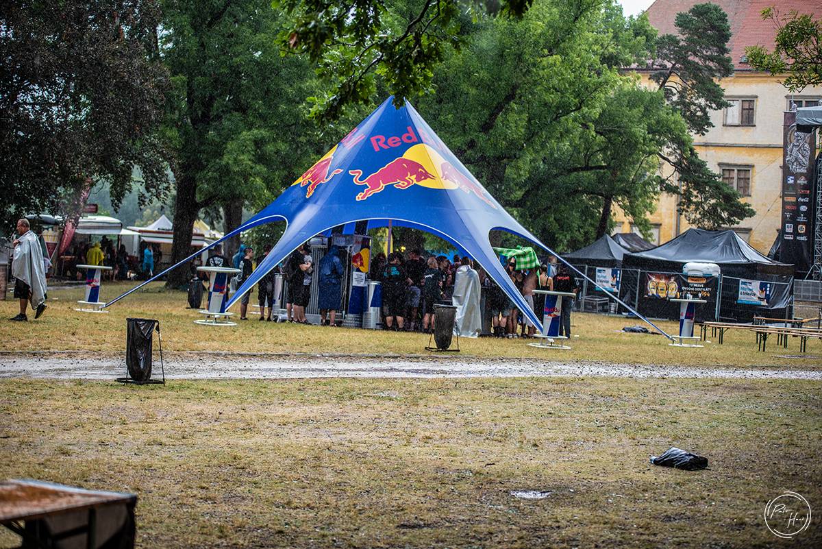 Poslední den festivalu Rock Castle. Vytrvalý déšť fanoušky metalu neodradil