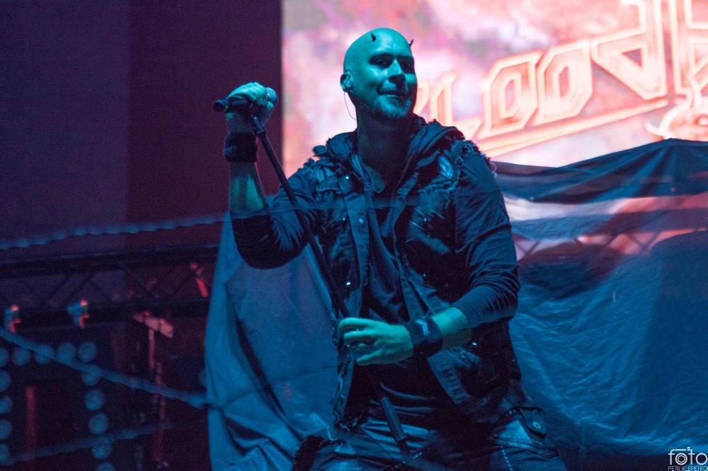 V O2 areně bylo opravdu horko. Sabaton si přivezli show plnou ohnivých efektů