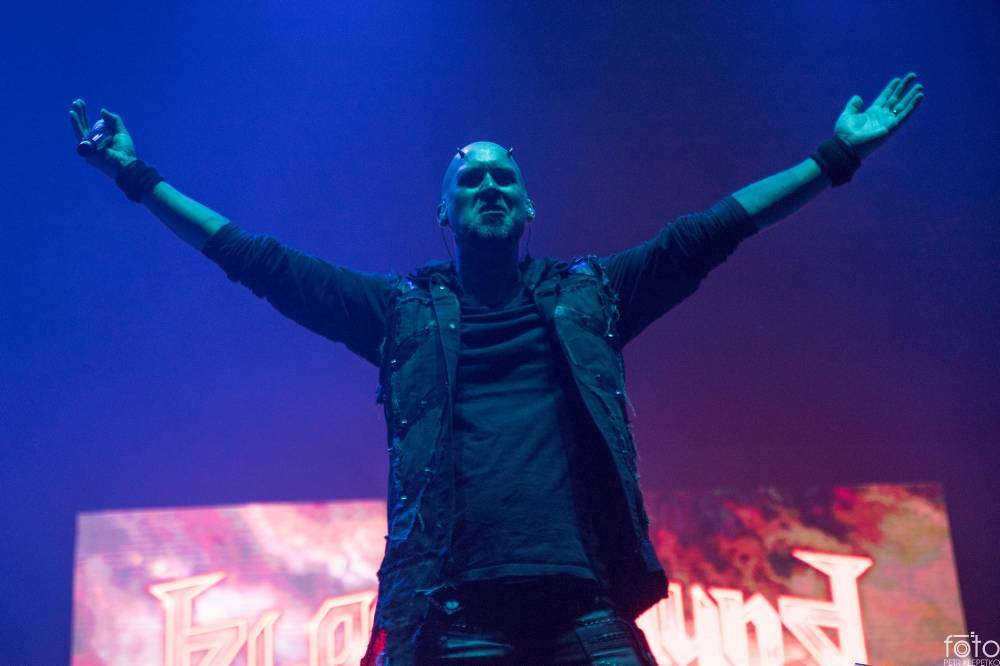 V O2 areně bylo opravdu horko. Sabaton si přivezli show plnou ohnivých efektů