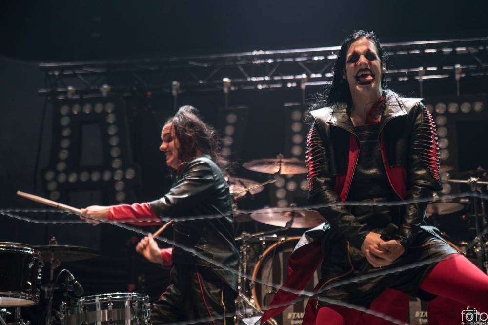 V O2 areně bylo opravdu horko. Sabaton si přivezli show plnou ohnivých efektů