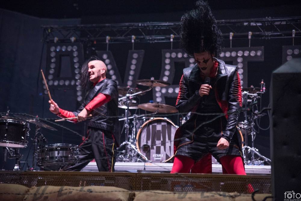 V O2 areně bylo opravdu horko. Sabaton si přivezli show plnou ohnivých efektů