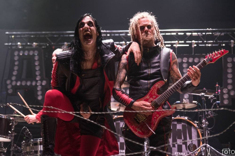 V O2 areně bylo opravdu horko. Sabaton si přivezli show plnou ohnivých efektů