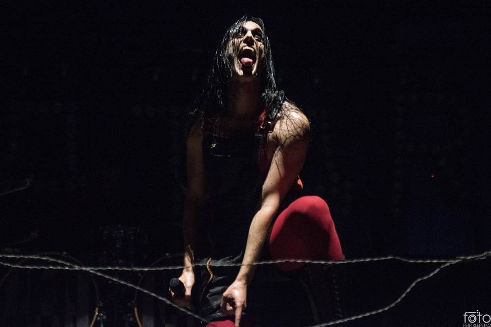 V O2 areně bylo opravdu horko. Sabaton si přivezli show plnou ohnivých efektů