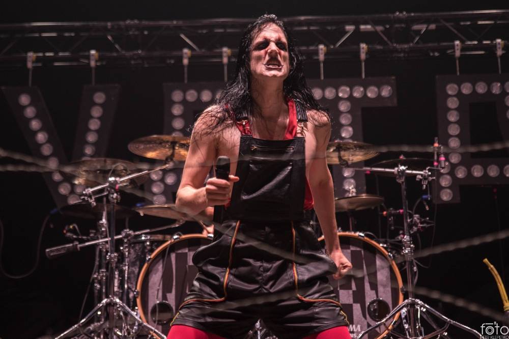 V O2 areně bylo opravdu horko. Sabaton si přivezli show plnou ohnivých efektů