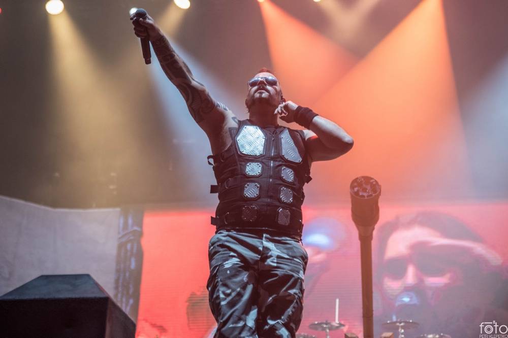 V O2 areně bylo opravdu horko. Sabaton si přivezli show plnou ohnivých efektů