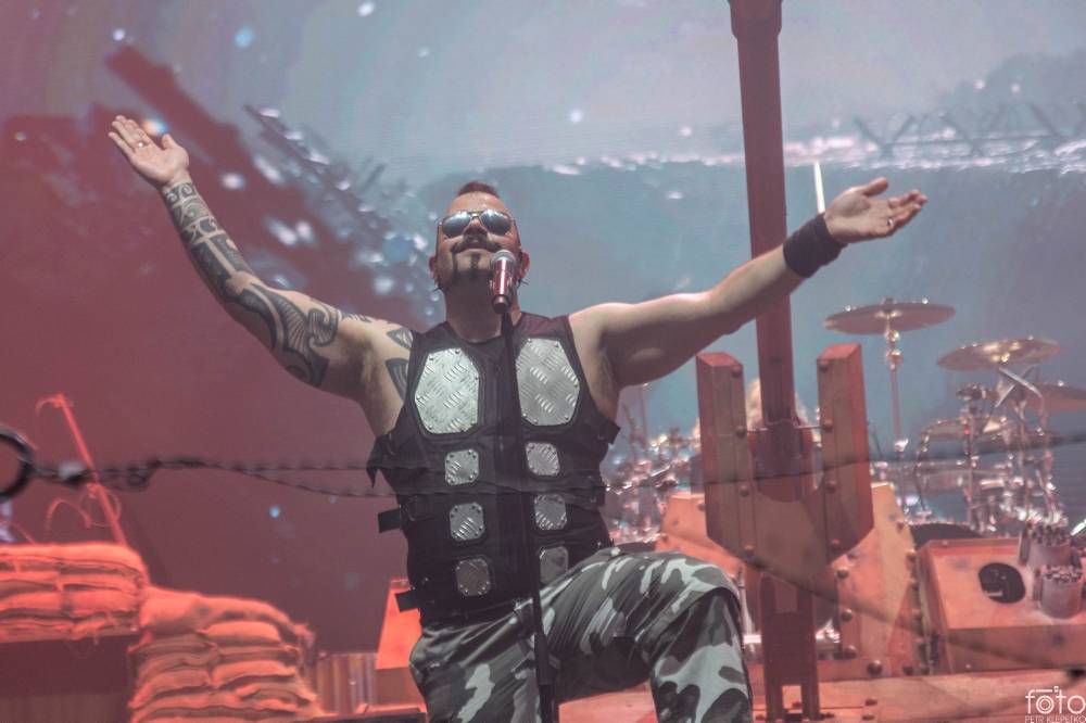 V O2 areně bylo opravdu horko. Sabaton si přivezli show plnou ohnivých efektů