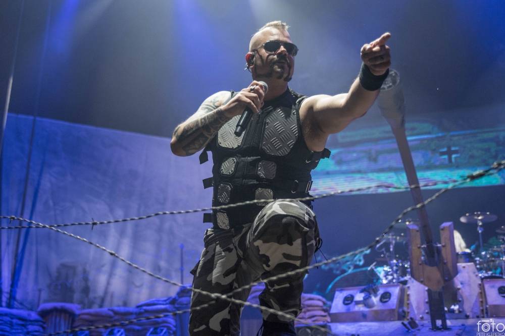 V O2 areně bylo opravdu horko. Sabaton si přivezli show plnou ohnivých efektů