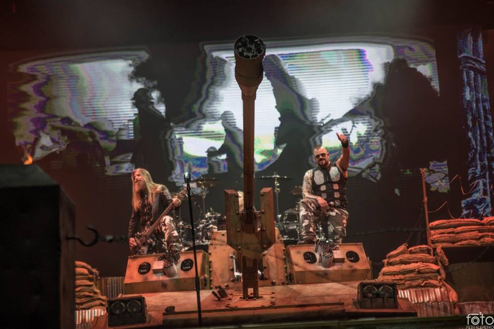 V O2 areně bylo opravdu horko. Sabaton si přivezli show plnou ohnivých efektů