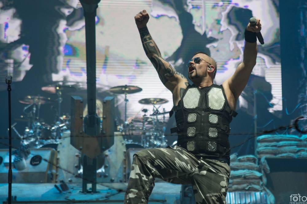 V O2 areně bylo opravdu horko. Sabaton si přivezli show plnou ohnivých efektů