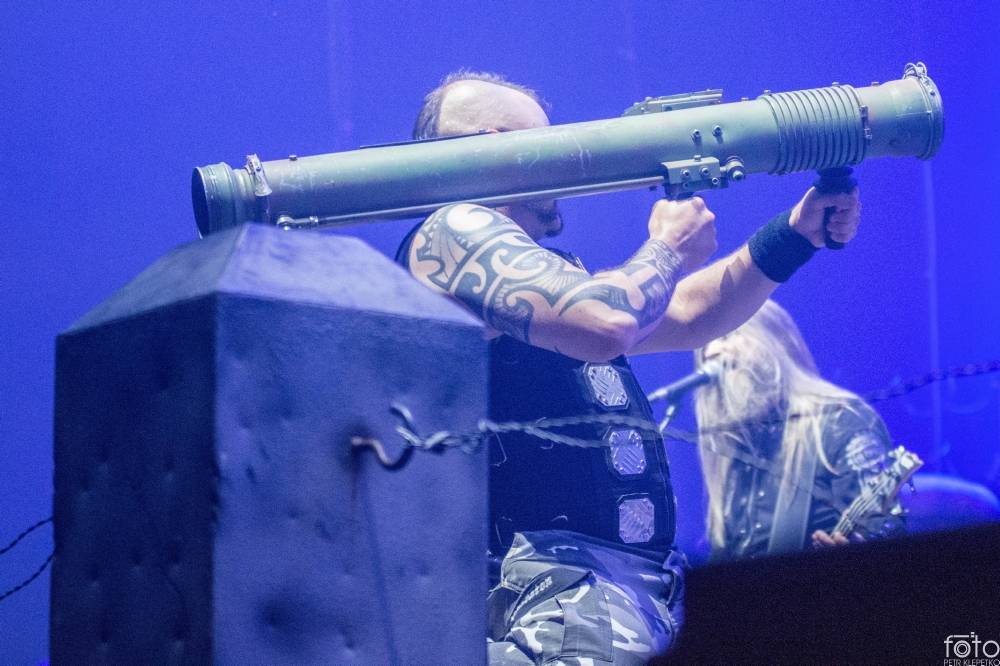 V O2 areně bylo opravdu horko. Sabaton si přivezli show plnou ohnivých efektů