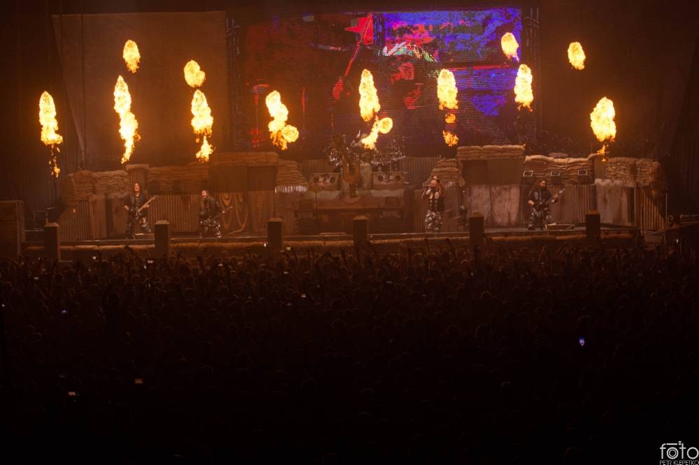 V O2 areně bylo opravdu horko. Sabaton si přivezli show plnou ohnivých efektů