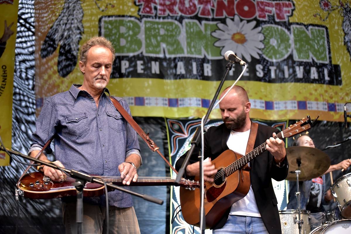 Český Woodstock otevřel své brány. Na TrutnOFF BrnoON se tančilo v dešti