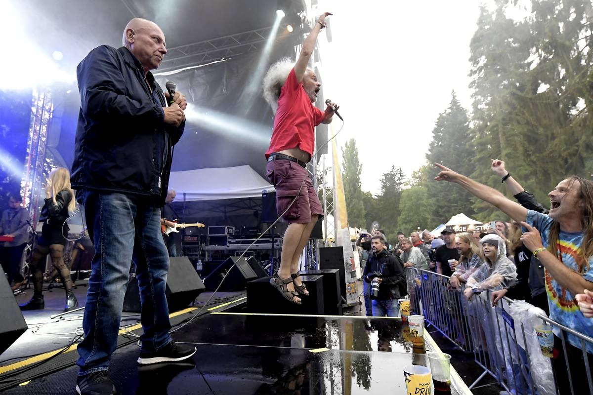 Český Woodstock otevřel své brány. Na TrutnOFF BrnoON se tančilo v dešti