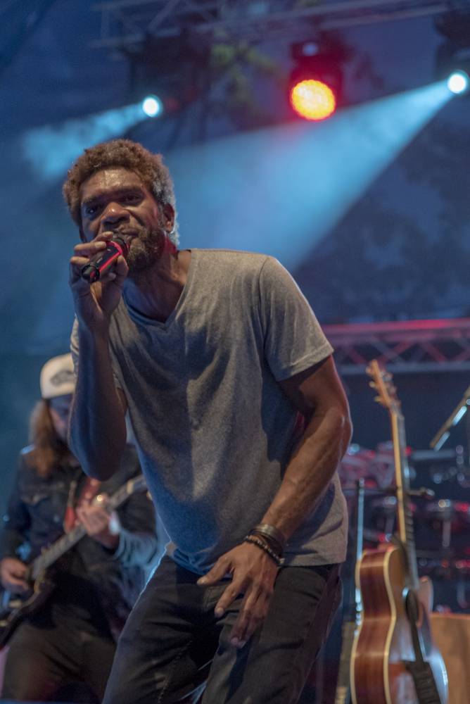 Letní parket ve Výravě se potýkal s výpadky elektřiny. Na pódiu bavili Pražský výběr, Vanua 2 a Vendetta