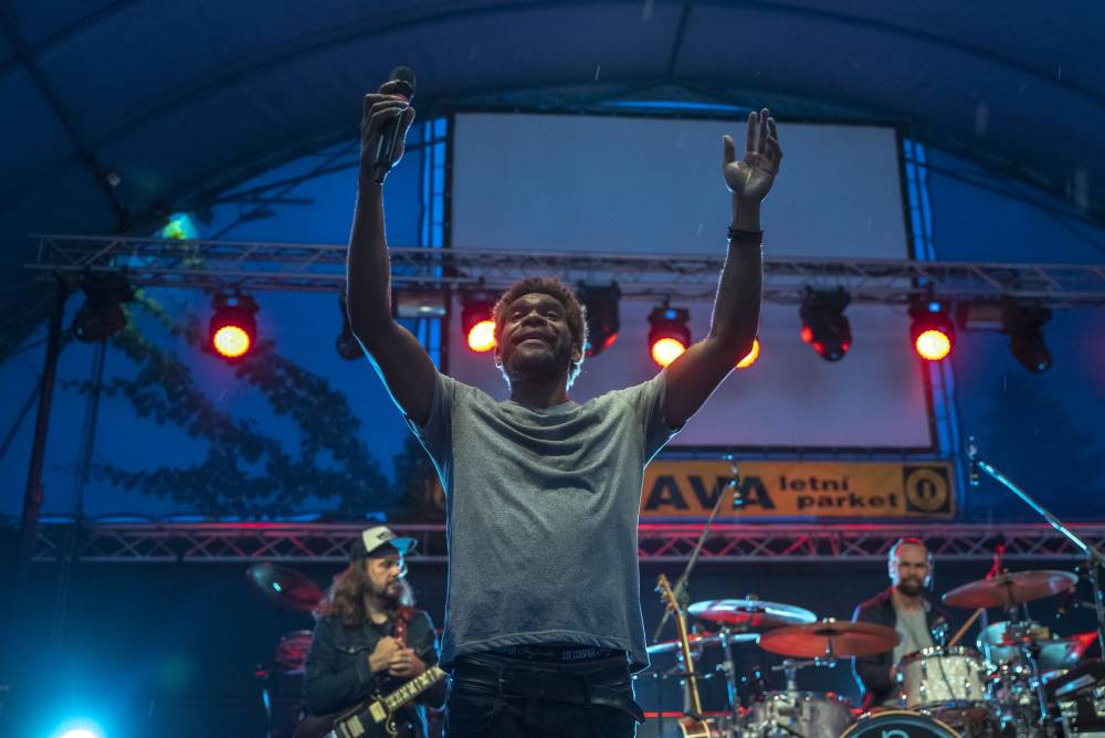 Letní parket ve Výravě se potýkal s výpadky elektřiny. Na pódiu bavili Pražský výběr, Vanua 2 a Vendetta