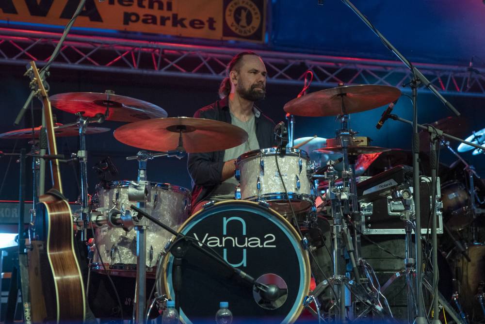 Letní parket ve Výravě se potýkal s výpadky elektřiny. Na pódiu bavili Pražský výběr, Vanua 2 a Vendetta