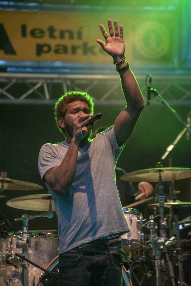 Letní parket ve Výravě se potýkal s výpadky elektřiny. Na pódiu bavili Pražský výběr, Vanua 2 a Vendetta