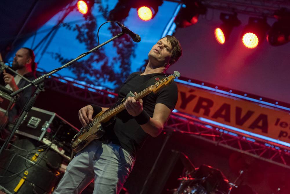 Letní parket ve Výravě se potýkal s výpadky elektřiny. Na pódiu bavili Pražský výběr, Vanua 2 a Vendetta