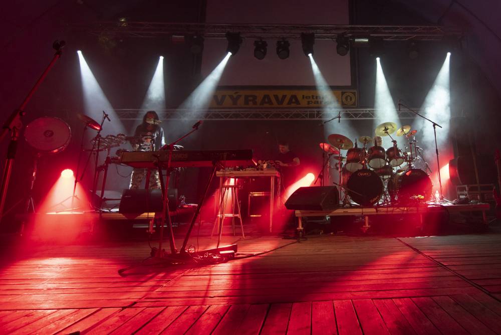 Letní parket ve Výravě se potýkal s výpadky elektřiny. Na pódiu bavili Pražský výběr, Vanua 2 a Vendetta