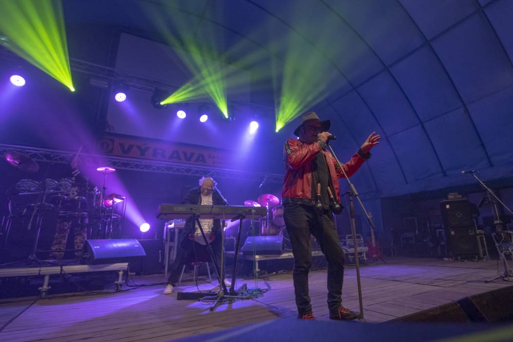 Letní parket ve Výravě se potýkal s výpadky elektřiny. Na pódiu bavili Pražský výběr, Vanua 2 a Vendetta