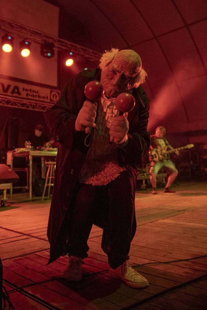 Letní parket ve Výravě se potýkal s výpadky elektřiny. Na pódiu bavili Pražský výběr, Vanua 2 a Vendetta