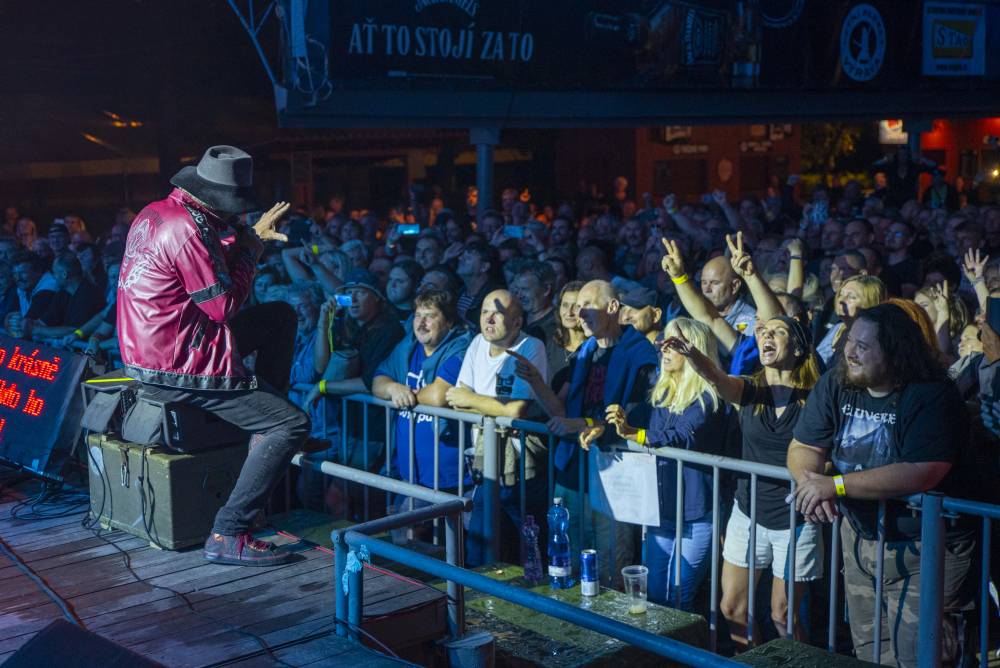 Letní parket ve Výravě se potýkal s výpadky elektřiny. Na pódiu bavili Pražský výběr, Vanua 2 a Vendetta