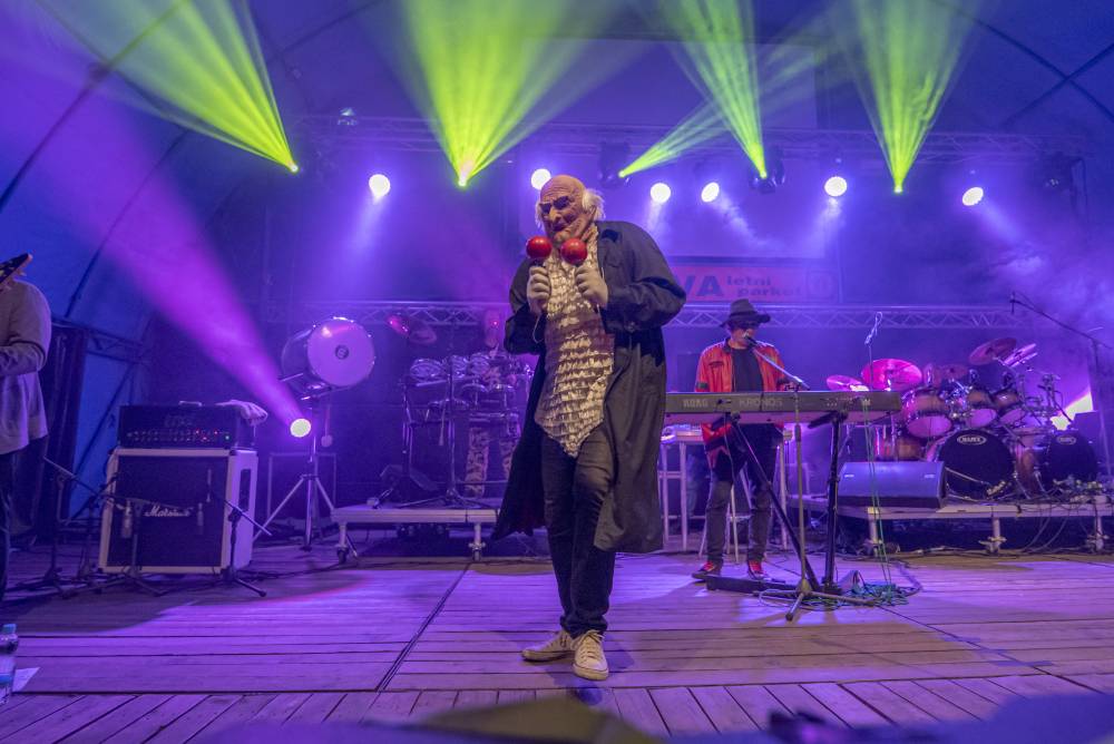 Letní parket ve Výravě se potýkal s výpadky elektřiny. Na pódiu bavili Pražský výběr, Vanua 2 a Vendetta