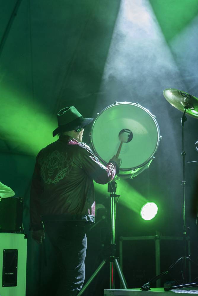 Letní parket ve Výravě se potýkal s výpadky elektřiny. Na pódiu bavili Pražský výběr, Vanua 2 a Vendetta