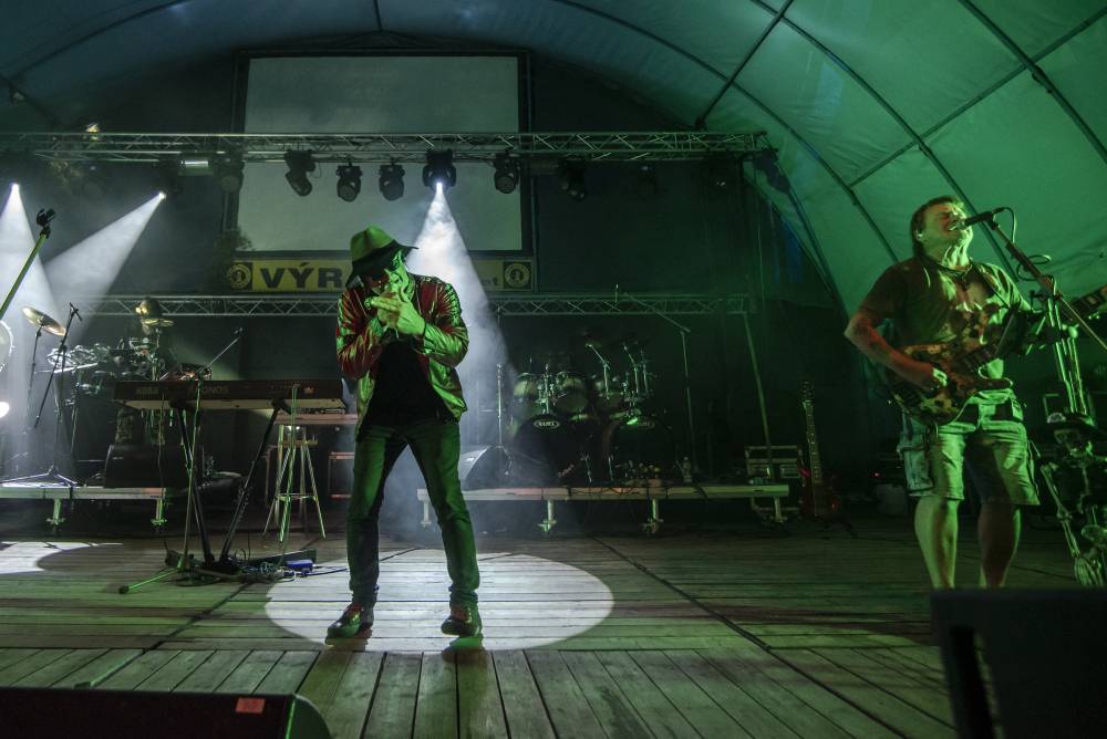 Letní parket ve Výravě se potýkal s výpadky elektřiny. Na pódiu bavili Pražský výběr, Vanua 2 a Vendetta