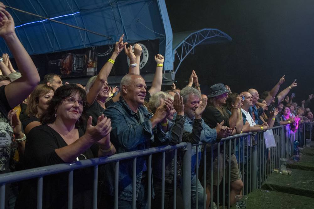 Letní parket ve Výravě se potýkal s výpadky elektřiny. Na pódiu bavili Pražský výběr, Vanua 2 a Vendetta