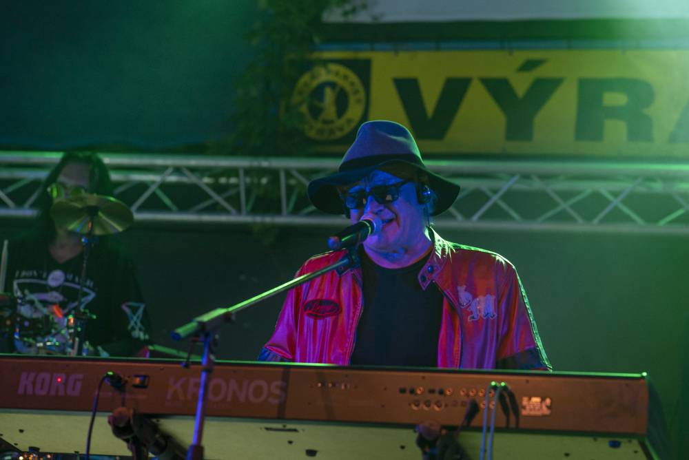 Letní parket ve Výravě se potýkal s výpadky elektřiny. Na pódiu bavili Pražský výběr, Vanua 2 a Vendetta