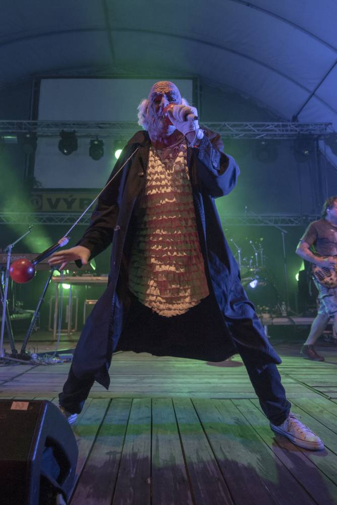 Letní parket ve Výravě se potýkal s výpadky elektřiny. Na pódiu bavili Pražský výběr, Vanua 2 a Vendetta