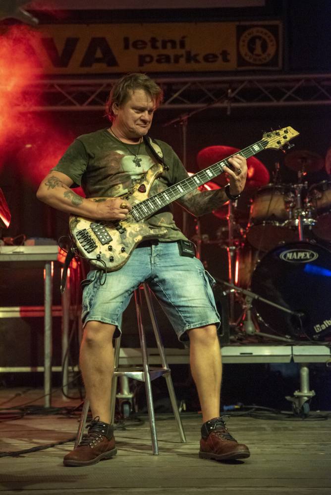 Letní parket ve Výravě se potýkal s výpadky elektřiny. Na pódiu bavili Pražský výběr, Vanua 2 a Vendetta