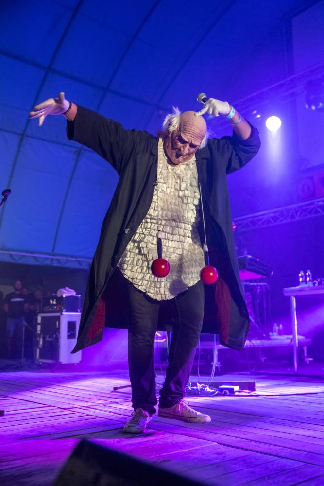 Letní parket ve Výravě se potýkal s výpadky elektřiny. Na pódiu bavili Pražský výběr, Vanua 2 a Vendetta