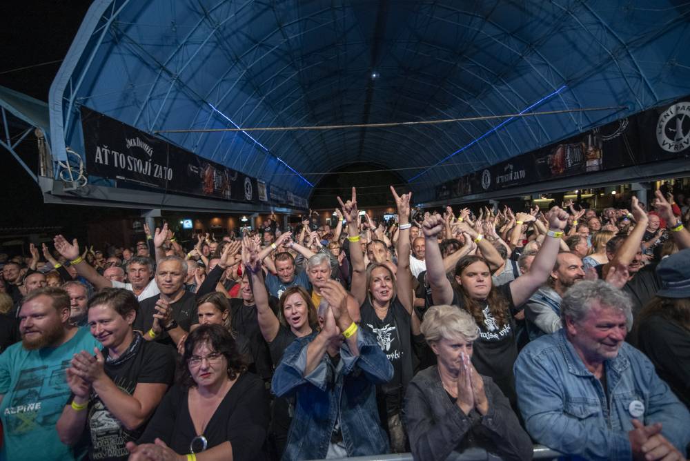 Letní parket ve Výravě se potýkal s výpadky elektřiny. Na pódiu bavili Pražský výběr, Vanua 2 a Vendetta