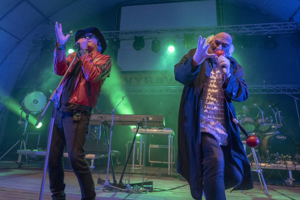 Letní parket ve Výravě se potýkal s výpadky elektřiny. Na pódiu bavili Pražský výběr, Vanua 2 a Vendetta