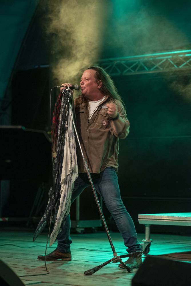 Letní parket ve Výravě se potýkal s výpadky elektřiny. Na pódiu bavili Pražský výběr, Vanua 2 a Vendetta