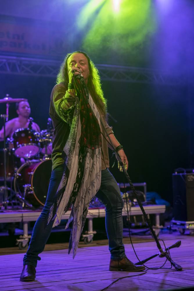 Letní parket ve Výravě se potýkal s výpadky elektřiny. Na pódiu bavili Pražský výběr, Vanua 2 a Vendetta